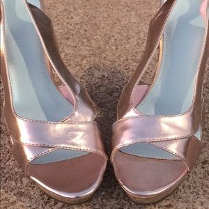 👠 BRAND NEW!…..Gianni Bini Metallic, Rose Gold Wedges👠